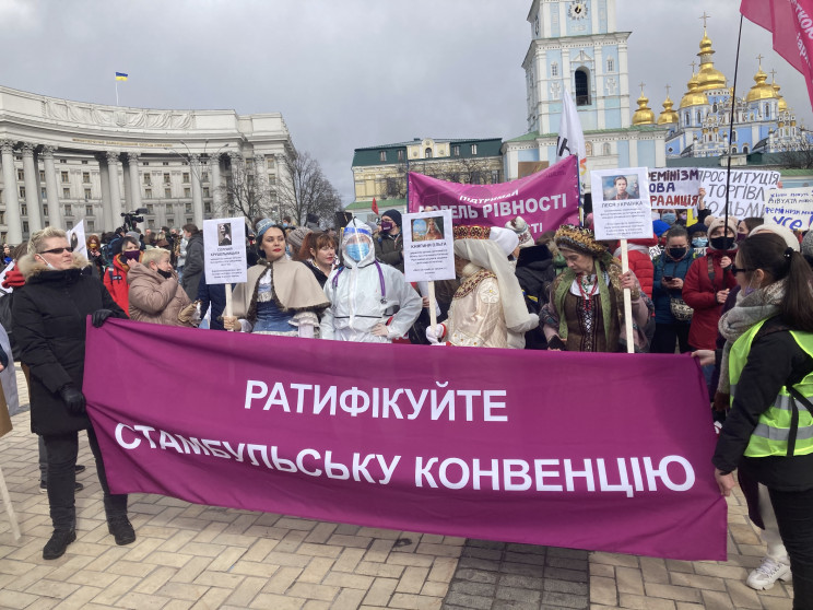 Стоит ли отменять 8 марта в Украине: мнение эксперта